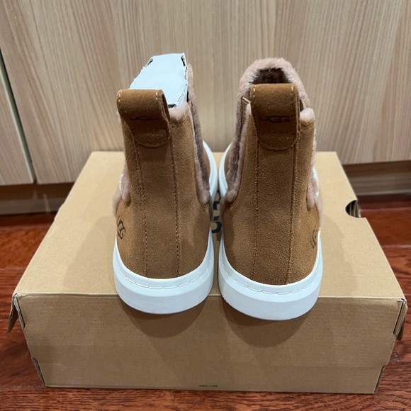 BNIB UGG Women Alameda Chelsea Boot Suede Chestnut - Picture 10 of 12